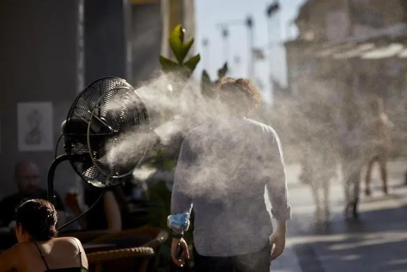  Un hombre camina al lado de un difusor de vapor de agua de un restaurante de la calle Alcal&aacute;, a 2 de julio de 2021, en Madrid, (Espa&ntilde;a). - Jes&uacute;s Hell&iacute;n - Europa Press 