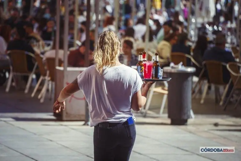  Camarera atendiendo en las terrazas de La Corredera. / Jos&eacute; Le&oacute;n. 