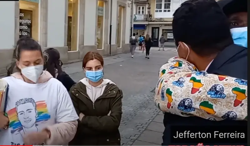  Abrazo del senegal&eacute;s y las amigas de Samuel 