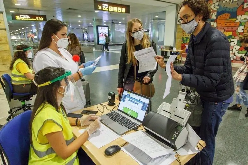  Personal en el aeropuerto de Canarias. EP 