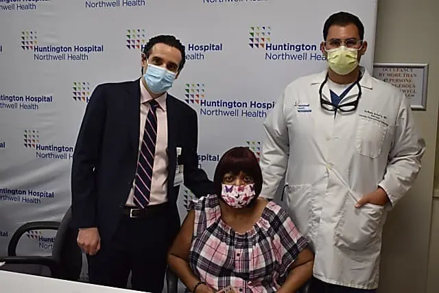  Alisa White en la rueda de prensa del Huntington Hospital junto a personal sanitario - Cr&eacute;ditos: Northwell Health Huntington Hospital 
