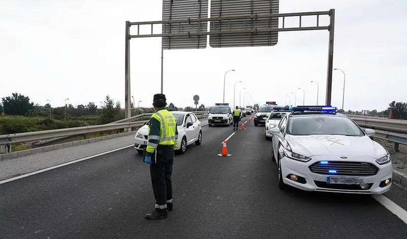  Agente de la Guardia Civil de Tr&aacute;fico. ampliar imagen
Agente de la Guardia Civil de Tr&aacute;fico.

Emergencias 112 Andaluc&iacute;a gestion&oacute; un total de 32.059 accidentes de tr&aacute;fico durante el pasado a&ntilde;o 2020, cifra que supone un 24% menos que los incidentes de este tipo gestionados en 2019, cuando se atendieron 42.221 siniestros viales en la regi&oacute;n andaluza, seg&uacute;n informa el servicio adscrito a la Consejer&iacute;a de la Presidencia, Administraci&oacute;n P&uacute;blica e Interior de la Junta. Este descenso en el n&uacute;mero de accidentes en carretera se debi&oacute; principalmente a las restricciones de movilidad establecidas a ra&iacute;z del estado de alarma declarado con motivo de la pandemia del Covid-19 y que limitaron dr&aacute;sticamente el n&uacute;mero de desplazamientos por carretera.

En el recuento por provincias, Sevilla fue la que concentr&oacute; un mayor n&uacute;mero de accidentes de tr&aacute;fico durante el pasado a&ntilde;o, con un total de 7.628, seguida de M&aacute;laga con 7.163, C&aacute;diz (4.071) y Granada (3.899). En el otro extremo, con un menor n&uacute;mero de sucesos en la red de carreteras de nuestra regi&oacute;n, se encuentran Almer&iacute;a (3.477), C&oacute;rdoba (2.125), Huelva (1.899) y Ja&eacute;n (1.791).

Los meses estivales, coincidiendo con los desplazamientos vacacionales, acumularon un mayor n&uacute;mero de accidentes circulatorios durante el pasado a&ntilde;o: agosto (3.627) y julio (3.338), fueron los meses con un mayor n&uacute;mero de accidentes de tr&aacute;fico, con cifras muy similares a las del verano de 2020. En tercer lugar se sit&uacute;a diciembre con 3.281 siniestros (472 menos que en el mismo mes del a&ntilde;o 2019), debido a las vacaciones navide&ntilde;as.

Por otra parte, en los seis primeros meses de este 2021 han sido 17.545 los casos atendidos por el centro de emergencias en las carreteras andaluzas, un 34% m&aacute;s de siniestros que en el primer semestre de 2020, cuando se gestionaron en el 112 Andaluc&iacute;a 13.087 accidentes de circulaci&oacute;n. La cifra de estos primeros meses de 2021 es consecuencia de la flexibilizaci&oacute;n de las medidas de movilidad y el consiguiente aumento de los desplazamientos viales de los andaluces.

Entre enero y junio de 2021 ha sido mayo el mes que ha concentrado un mayor n&uacute;mero de accidentes en las v&iacute;as andaluzas, con un total de 3.521 incidentes. En estos seis primeros meses del a&ntilde;o, Sevilla ha sido la provincia con m&aacute;s casos (4.503), seguida de M&aacute;laga (3.924), C&aacute;diz (2.166) y Granada (2.035).

Recomendaciones a la poblaci&oacute;n

Desde el servicio Emergencias 112 Andaluc&iacute;a se facilita a la poblaci&oacute;n una serie de medidas de autoprotecci&oacute;n para una conducci&oacute;n segura con motivo de los desplazamientos que se realicen durante los meses de verano.

Antes de emprender un viaje es fundamental hacer una revisi&oacute;n en profundidad al veh&iacute;culo; se deben comprobar los neum&aacute;ticos (presi&oacute;n y profundidad del dibujo), los filtros del aire, las luces y el aire acondicionado, y mirar los niveles de aceite, l&iacute;quido de frenos, refrigerante,....

No se debe conducir si se est&aacute; fatigado o no se ha podido descansar, la fatiga puede ocasionar p&eacute;rdida de concentraci&oacute;n y, con ello, un accidente. Hay que hidratarse bien, beber agua o bebidas con az&uacute;car antes de viajar, adem&aacute;s tener precauci&oacute;n con los f&aacute;rmacos que se toman antes de conducir, ya que muchos inducen al sue&ntilde;o.

Antes de emprender la marcha, se debe consultar la previsi&oacute;n meteorol&oacute;gica, evitar las horas de m&aacute;s calor y la noche. No es recomendable hacer comidas copiosas cuando se va a hacer un viaje y, bajo ning&uacute;n concepto, consumir alcohol o drogas.

Es muy aconsejable planificar la ruta antes de dar comienzo al viaje y escoger desv&iacute;os alternativos para evitar retenciones. No hay que olvidar llevar toda la documentaci&oacute;n en regla (seguro, permiso de conducci&oacute;n, ...), los tri&aacute;ngulos de posici&oacute;n y el chaleco reflectante.

El equipaje debe ir al completo en el maletero o en el portaequipajes, no se debe llevar maletas, paquetes u objetos sueltos en la parte trasera del veh&iacute;culo, ya que, en caso de accidente, pueden causar da&ntilde;os a los ocupantes del coche y al propio veh&iacute;culo.

Si se sufre o se presencia un accidente de circulaci&oacute;n es fundamental seguir la conducta PAS: Proteger, Alertar y Socorrer, teniendo siempre en cuenta que debemos actuar de forma acorde a nuestros conocimientos para no causar m&aacute;s da&ntilde;os a los heridos. Para 'Proteger' la zona del siniestro y a los posibles afectados, se intentar&aacute; detener el veh&iacute;culo fuera de la calzada y se&ntilde;alizarlo con los tri&aacute;ngulos de emergencia a una distancia m&iacute;nima de 50 metros, de manera que sean visibles, al menos, desde 100 metros. Se encender&aacute;n las luces de emergencia y se apagar&aacute; el motor, hay que ponerse el chaleco reflectante y no fumar.

A continuaci&oacute;n, es necesario 'Alertar' a los servicios de emergencia a trav&eacute;s del tel&eacute;fono 112, facilitando con calma al gestor telef&oacute;nico el lugar donde se ha producido el accidente de la manera m&aacute;s exacta posible (matr&iacute;cula de la carretera, kil&oacute;metro y sentido de la circulaci&oacute;n), y precisando si se han producido heridos y cu&aacute;ntos, as&iacute; como el estado de los mismos.

Todo conductor est&aacute; obligado a 'Socorrer' en estos casos, pero siempre en la medida de nuestras posibilidades y conocimientos y sin arriesgar su propia integridad f&iacute;sica. Adem&aacute;s, si ya hay m&aacute;s ciudadanos ayudando a las v&iacute;ctimas es mejor no hacerlo para evitar la confusi&oacute;n y posible entorpecimiento.

En caso de accidente de tr&aacute;fico, siempre se puede llamar al Tel&eacute;fono de Emergencias 1-1-2, que es un servicio p&uacute;blico, gratuito y multiling&uuml;e, disponible las 24 horas los 365 d&iacute;as del a&ntilde;o.

Cabe recordar que la llamada al 112 tambi&eacute;n puede recibirse a trav&eacute;s del sistema eCall (Emergency-Call). Se trata de una herramienta que lleva el propio veh&iacute;culo y que realiza la llamada al Tel&eacute;fono &Uacute;nico de Emergencias de forma autom&aacute;tica, inmediata y gratuita cuando se produce un accidente de tr&aacute;fico grave. El sistema eCall tambi&eacute;n puede activarse de forma manual accionando un bot&oacute;n. Todos los turismos y furgonetas de nueva homologaci&oacute;n est&aacute;n obligados a llevarlo desde el 31 de marzo de 2018. 