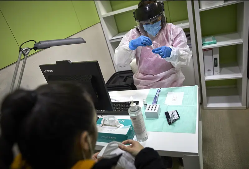  Archivo - Una farmac&eacute;utica prepara un test de ant&iacute;genos para realiz&aacute;rselo a una mujer en la Farmacia Las Gemelas en Madrid (Espa&ntilde;a), a 11 de febrero de 2021. - Jes&uacute;s Hell&iacute;n - Europa Press - Archivo 