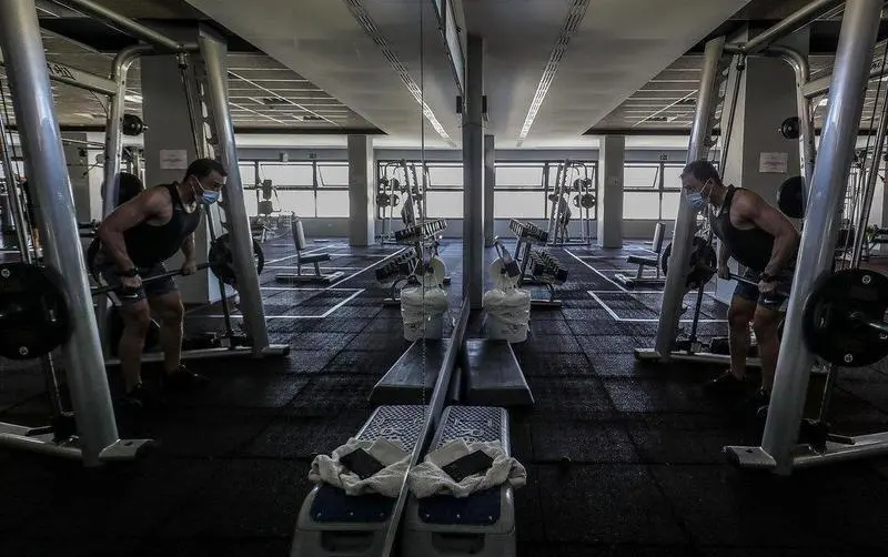  Archivo - Un hombre realiza deporte en las instalaciones de un gimnasio el d&iacute;a que se reabren los recintos deportivas en Valencia, Comunidad Valenciana (Espa&ntilde;a), a 15 de marzo de 2021. - Rober Solsona - Europa Press - Archivo 