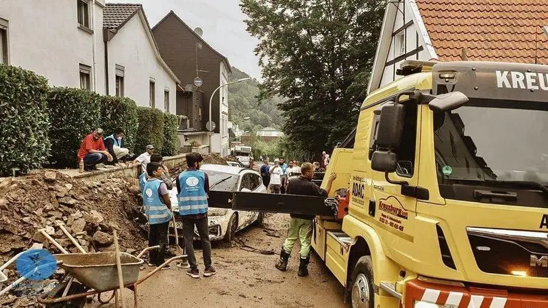  Algunos de los voluntarios de Humanity First DE ayudando en las labores de limpieza y reconstrucci&oacute;n de las zonas afectadas - Twitter - Humanity First International 