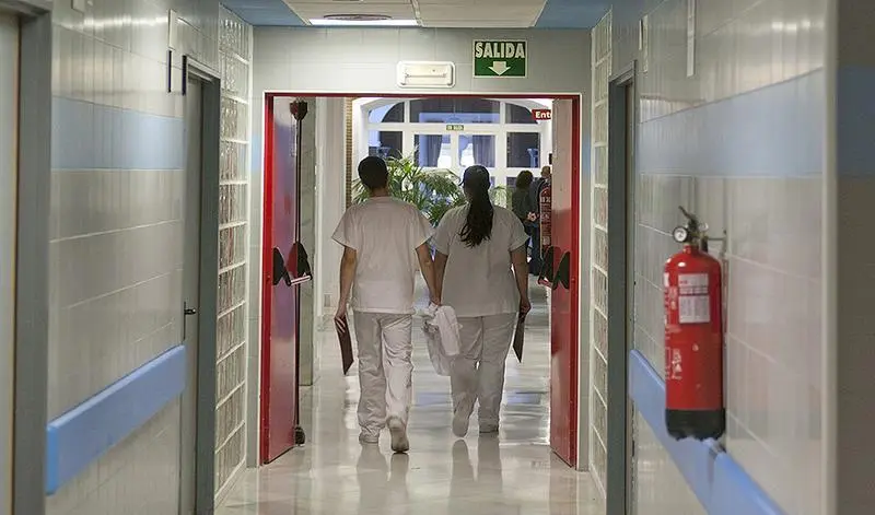  Una pareja de profesionales camina por el pasillo de un &aacute;rea hospitalaria de Salud Mental. 