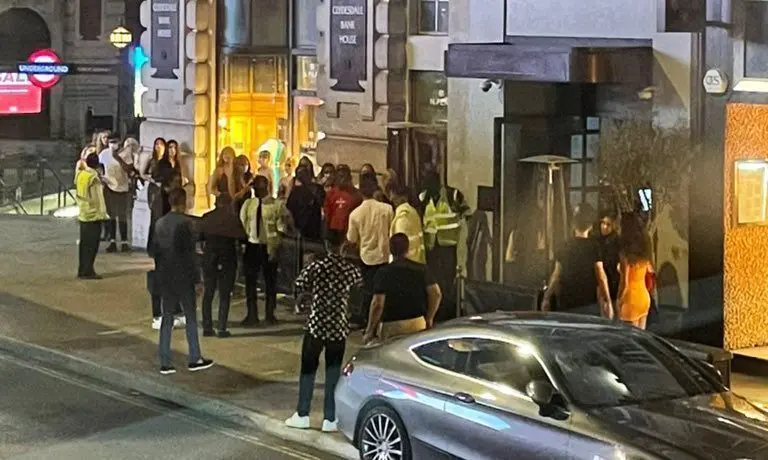  Colas para entrar en una discoteca de Londres. Twitter. 