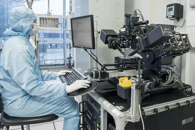  Estudiante utilizando el equipo de investigaci&oacute;n en F&iacute;sica y Astronom&iacute;a de la Universidad de Southampton, Reino Unido - Twtitter - @AstroPhysSoton 