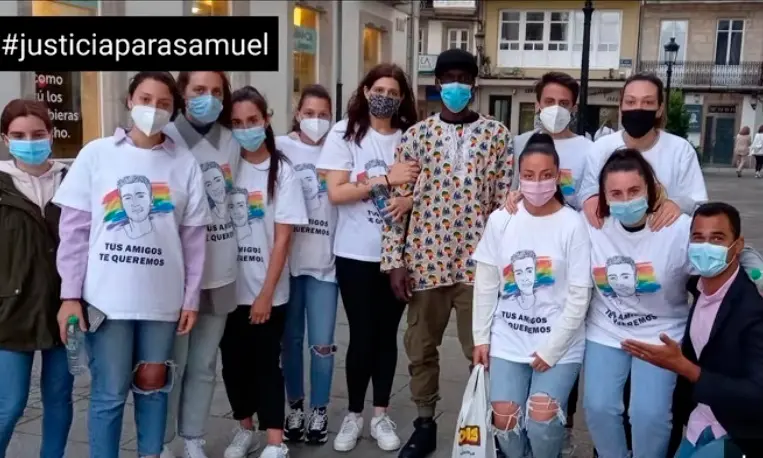  Amigas de Samuel Luiz con Ibrahima Shakur, qui&eacute;n intent&oacute; salvar la vida del joven gallego - Twitter - @prazapublica 