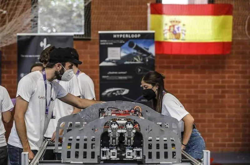  Varios estudiantes durante un encuentro en la European Hyperloop Week (EHW), en el Pabell&oacute;n de Deportes de la Universitat Polit&egrave;cnica de Val&egrave;ncia (UPV), en Val&egrave;ncia. - Rober Solsona - Europa Press 