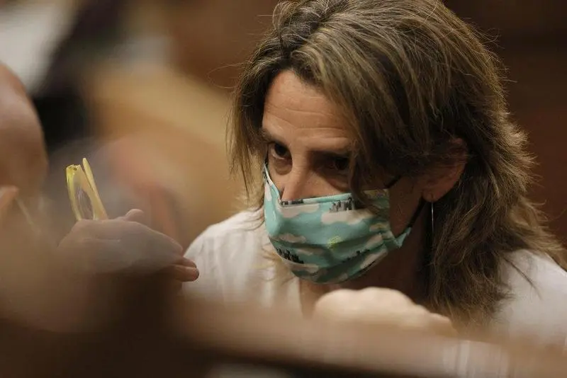  La vicepresidenta cuarta y ministra para la Transici&oacute;n Ecol&oacute;gica y el Reto Demogr&aacute;fico, Teresa Ribera, conversa en una sesi&oacute;n de control al Gobierno en el Congreso - EUROPA PRESS/E. Parra. POOL - Europa Press 