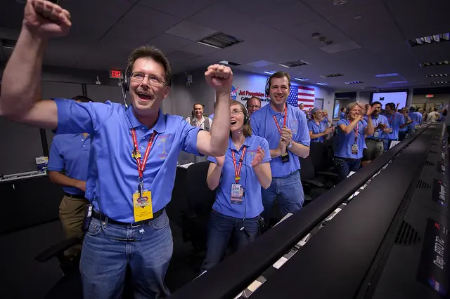  Trabajadores de la NASA celebrando el &eacute;xito de una misi&oacute;n - NASA 