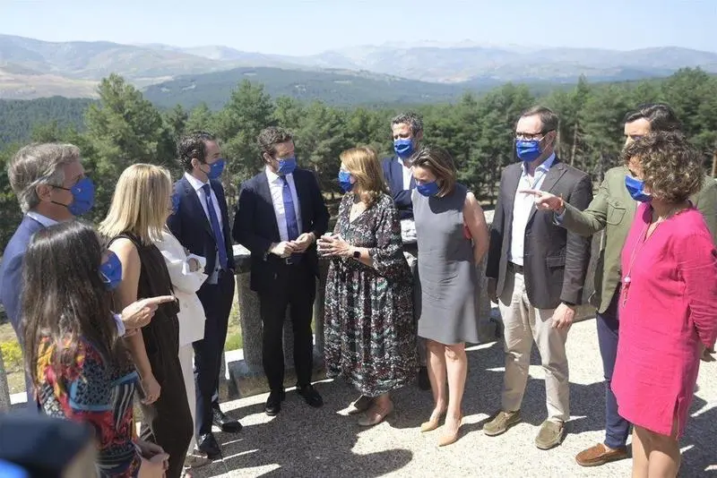  El l&iacute;der del PP, Pablo Casado, con casi todos los miembros del Comit&eacute; de Direcci&oacute;n del PP, durante la Junta Directiva Nacional del partido en la sierra de Gredos. En &Aacute;vila, 21 de julio de 2021. - Gustavo Serrano - Europa Press 