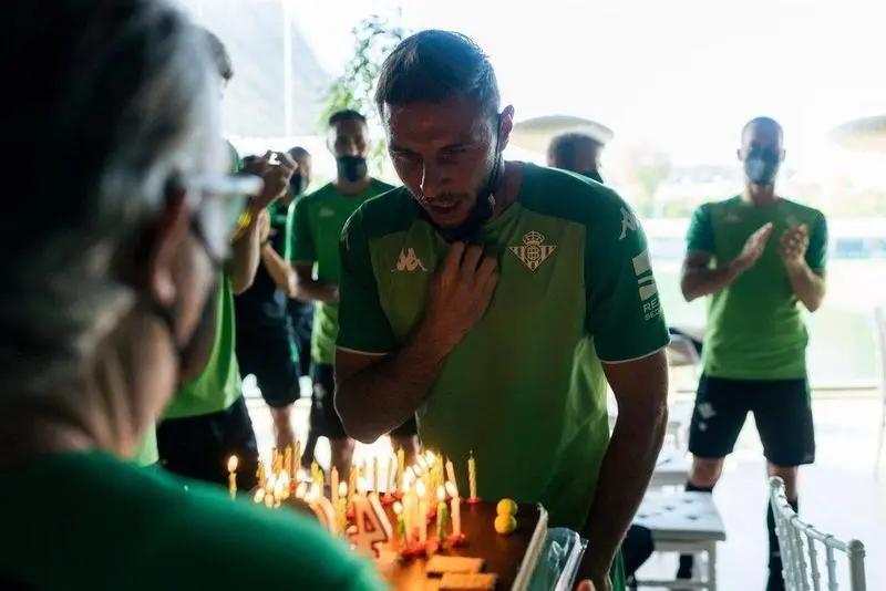  El capit&aacute;n verdiblanco, Joaqu&iacute;n S&aacute;nchez, soplando las velas con el equipo por su 40 cumplea&ntilde;os - Instagram - @realbetisbalompie 