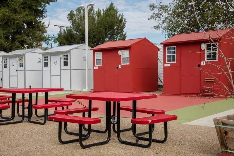  Uno de los pueblos de microcasas en Los &Aacute;ngeles - Facebook - Capital & Main 