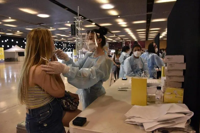  Una mujer se realiza un test de ant&iacute;genos para acceder al primer d&iacute;a del festival Cru&iuml;lla, a 8 de julio de 2021, en Barcelona, Catalu&ntilde;a, (Espa&ntilde;a). - David Oller - Europa Press 