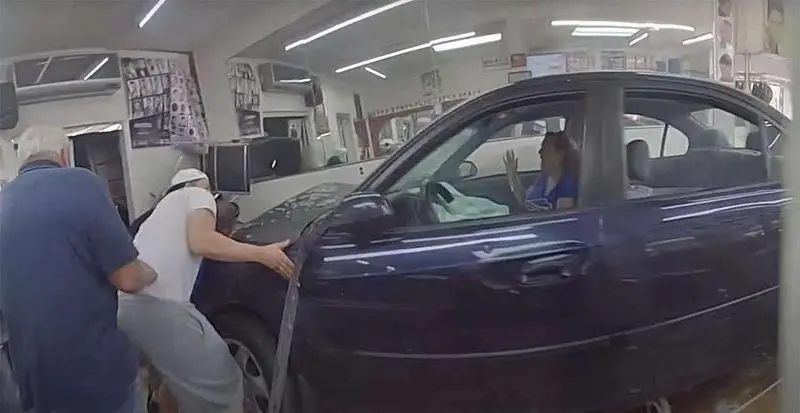  Captura del v&iacute;deo del accidente vehicular en una peluquer&iacute;a de Nueva York - Youtube - Yonkers Police Department 