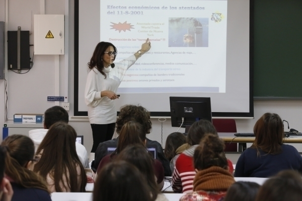  Profesora dando clase en la Universidad de C&oacute;rdoba. UCO 