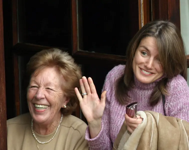  La Reina Letizia junto a su abuela Menchu &Aacute;lvarez del Valle en una de las visitas que realiz&oacute; a Sarde&uacute; junto a Don Felipe cuando era pr&iacute;ncipes de Asturias. - EUROPA PRESS 
