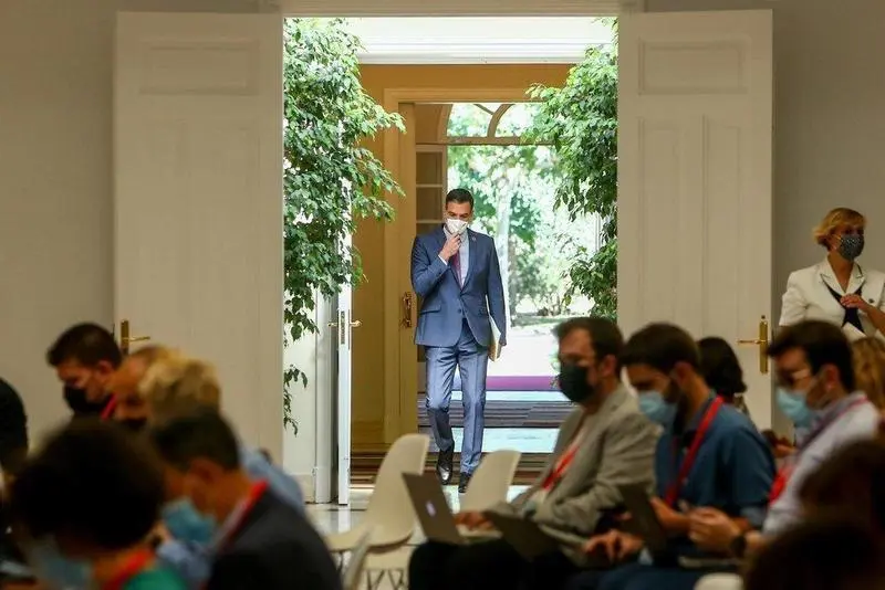  El presidente del Gobierno, Pedro S&aacute;nchez, a su llegada a una rueda de prensa para hacer balance del curso pol&iacute;tico, en el Palacio de la Moncloa, a 29 de julio de 2021, en Madrid (Espa&ntilde;a). El jefe del Ejecutivo comparece este jueves para ofrecer el habitu - Ricardo Rubio - Europa Press 