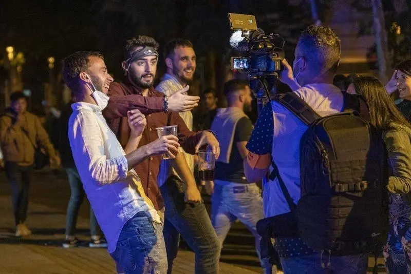  Grupos de personas festejan en las calles de Barcelona durante el primer viernes sin toque de queda - Lorena Sop&ecirc;na - Europa Press 
