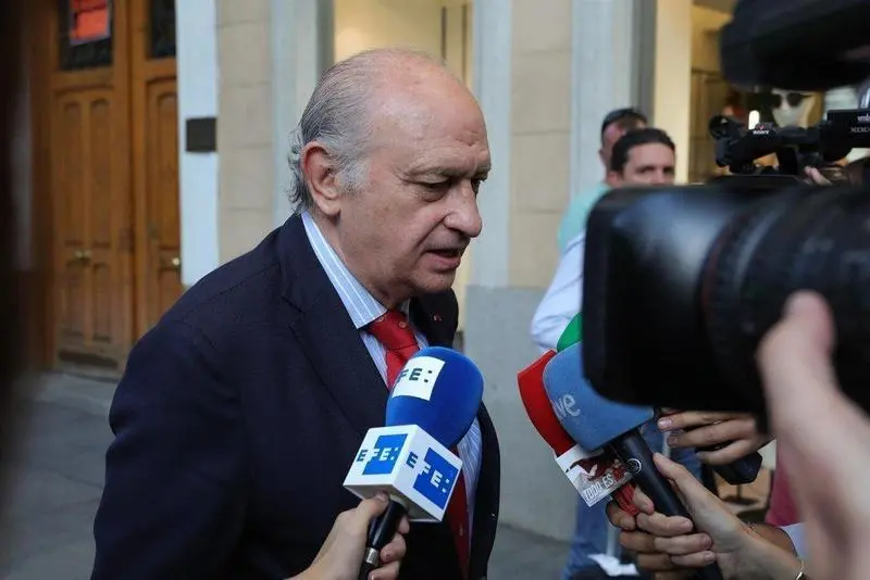  El exministro de Interior y miembro del PP, Jorge Fern&aacute;ndez D&iacute;az, atiende a los medios de comunicaci&oacute;n a su llegada a la presentaci&oacute;n de su libro "Cada d&iacute;a tiene su af&aacute;n" en la Librer&iacute;a Nebl&iacute;, Calle Serrano 80, en Madrid, a 10 de octubre de 2019 - Jes&uacute;s Hell&iacute;n - Europa Press - Archivo 