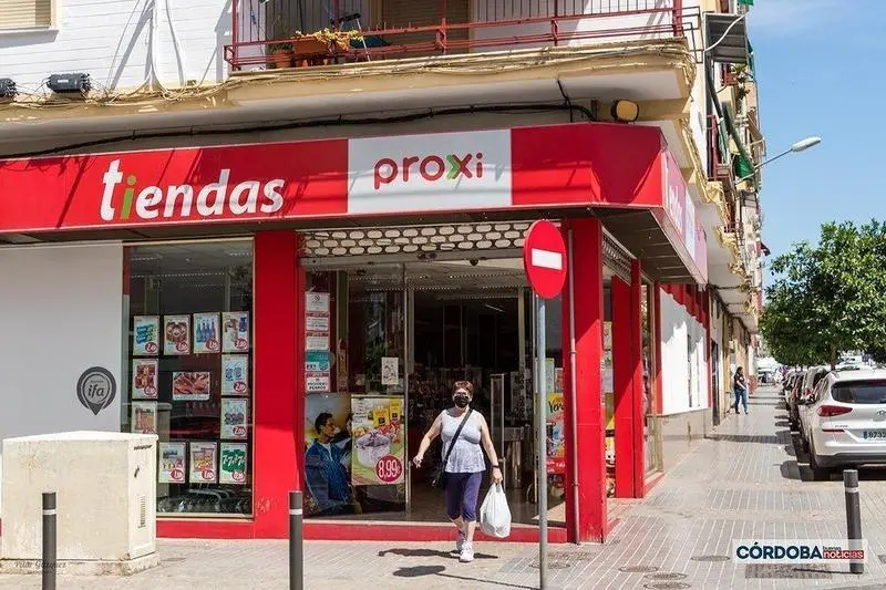  Mujer saliendo de un supermercado / Pilar Gázquez. 