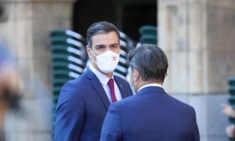  El presidente del Gobierno, Pedro S&aacute;nchez, a su llegada a la Plaza Mayor de Salamanca para celebrar la XXIV Conferencia de Presidentes, a 30 de julio de 2021, en Salamanca, Castilla y Le&oacute;n (Espa&ntilde;a). Los tres grandes temas a tratar en esta reuni&oacute;n, el m&aacute;xi - Jes&uacute;s Hell&iacute;n - Europa Press 