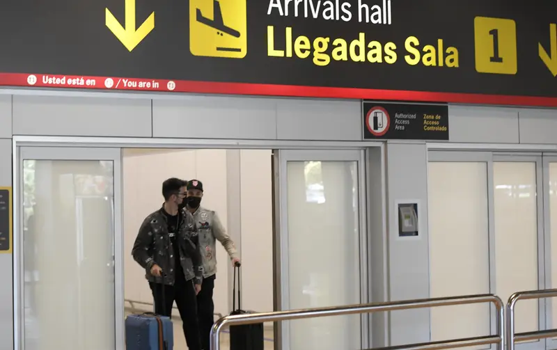  Pasajeros procedentes de un vuelo con origen Gran Breta&ntilde;a llegan a la terminal T1 del Aeropuerto Adolfo Su&aacute;rez Madrid-Barajas el d&iacute;a en que el Gobierno exige una PCR negativa o vacuna completa a los ciudadanos brit&aacute;nicos que vengan a nuestro pa&iacute;s, a 2 de - &Oacute;scar Ca&ntilde;as - Europa Press 