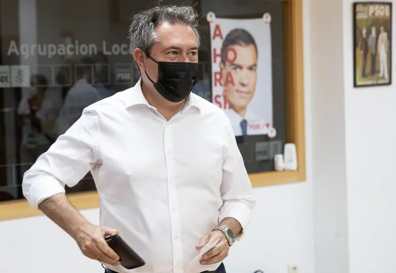  El alcalde de Sevilla, Juan Espadas, vota en las primarias del PSOE-A en las que aspira a convertirse en el candidato del partido a la Presidencia de la Junta en las pr&oacute;ximas elecciones auton&oacute;micas, a 13 de junio de 2021, en Sevilla (Andaluc&iacute;a, Espa&ntilde;a). - Mar&iacute;a Jos&eacute; L&oacute;pez - Europa Press 