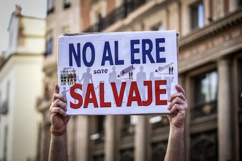  Una persona sostiene una pancarta donde se puede leer "No al ERE salvaje" en una protesta organizada contra CaixaBank . EUROPA PRESS 