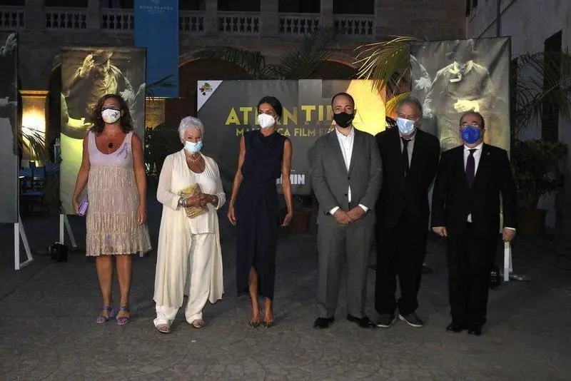  (I-D) La presidenta del Govern, Francina Armengol; la actriz Judi Dench; la Reina Letizia; el director del Atl&agrave;ntida Mallorca Film Fest, Jaume Ripoll; el director Stephen Frears y el ministro Miquel Iceta en la clausura de la 11&ordf; Edici&oacute;n Del Festival. - ISAAC BUJ-EUROPA PRESS 