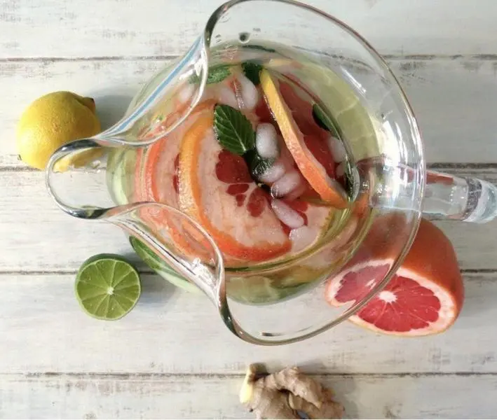 Agua infusionada con pomelo y romero - Instagram - @gostra_com