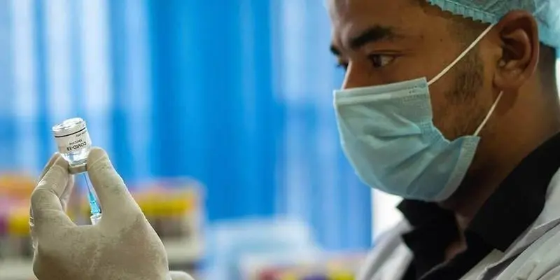  Sanitario con una dosis de la vacuna contra la Covid-19. Twitter 