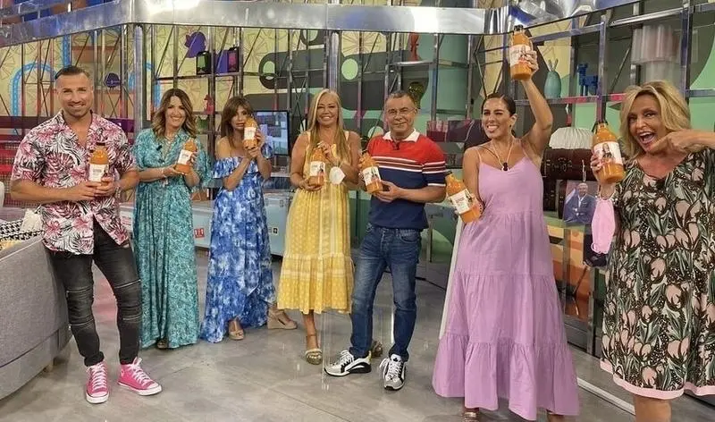  Colaboradores del programa S&aacute;lvame junto a Bel&eacute;n Esteban publicitando su nueva l&iacute;nea de sopas fr&iacute;as - Instagram - @belenestebanmenendez 