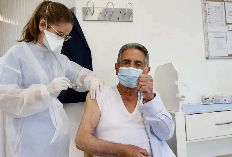  Archivo - El presidente de Cantabria, Miguel &Aacute;ngel Revilla, recibe la vacuna contra el Covid en el centro de salud de El Astillero - GOBIERNO DE CANTABRIA - Archivo 
