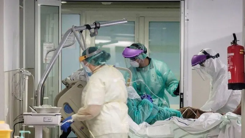  M&eacute;dicos antendiendo a un paciente 