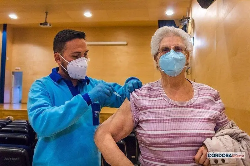  Un sanitario inyecta una dosis de la vacuna Pzifer en el Centro Cívico Poniente Sur de Córdoba / Pilar Gázquez. 