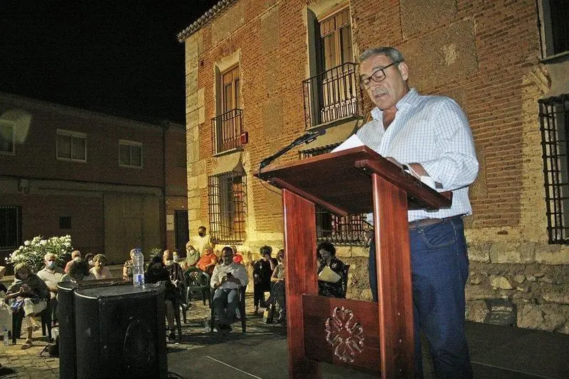 Manuel Luque Tapia autor de Adolescencia durante su intervenci&oacute;n en el Palacio de la Claver&iacute;a de Aldea del Rey 
