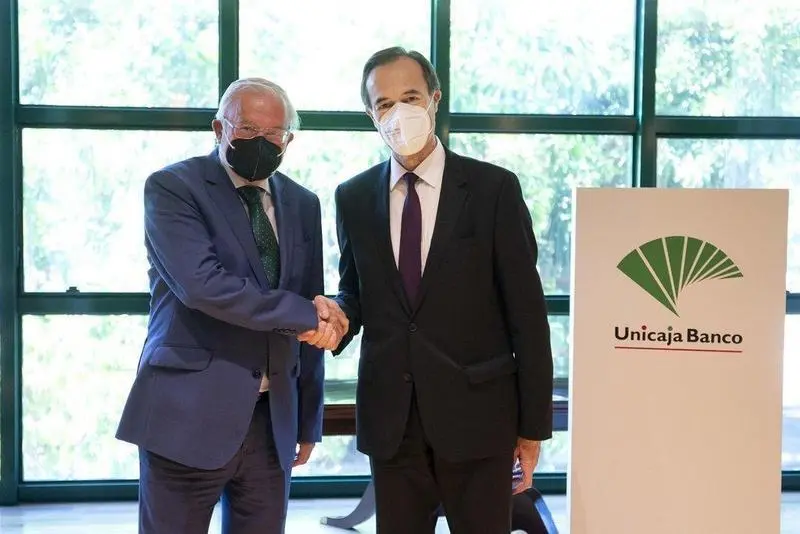  El presidente de Unicaja Banco, Manuel Azuaga (izda), y el nuevo consejero delegado de la entidad, Manuel Men&eacute;ndez (dcha), anterior CEO de Liberbank, durante la inscripci&oacute;n en el Registro Mercantil de M&aacute;laga de la fusi&oacute;n - DANIEL P&Eacute;REZ/UNICAJA 