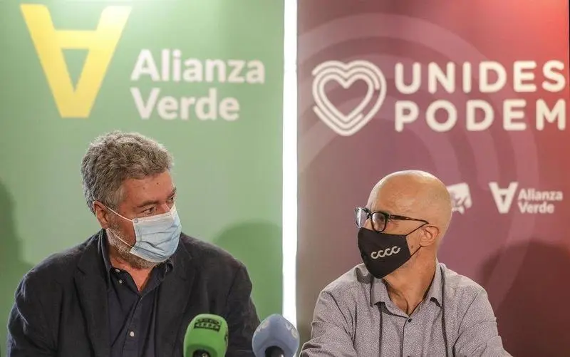  El coordinador de Alianza Verde y diputado de Unidas Podemos en el Congreso, Juantxo L&oacute;pez de Uralde, con su secretario de Estudios, Juli&agrave; &Aacute;lvaro - Rober Solsona - Europa Press 