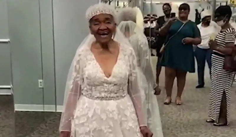  Martha, la abuela de 94 a&ntilde;os que cumpli&oacute; su sue&ntilde;o de llevar un vestido de novia. - Youtube 