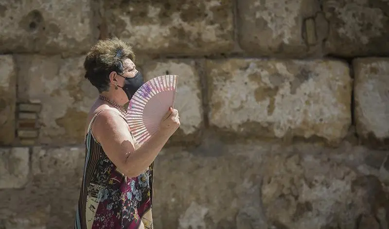 Una mujer se abanica mientras pasea por el entorno de la Catedral. En Sevilla (Andaluc&iacute;a, Espa&ntilde;a), a 27 de agosto de 2020.
Mar&iacute;a Jos&eacute; L&oacute;pez / Europa Press
  (Foto de ARCHIVO)
27/8/2020