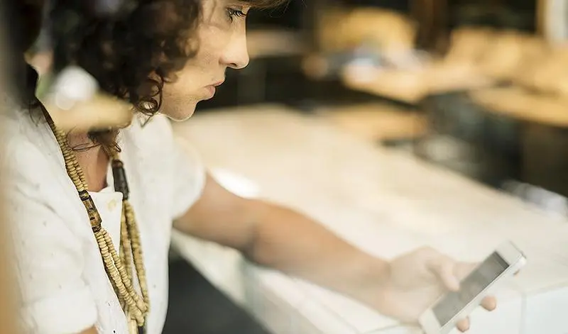  Una mujer realiza una llamada telef&oacute;nica. 