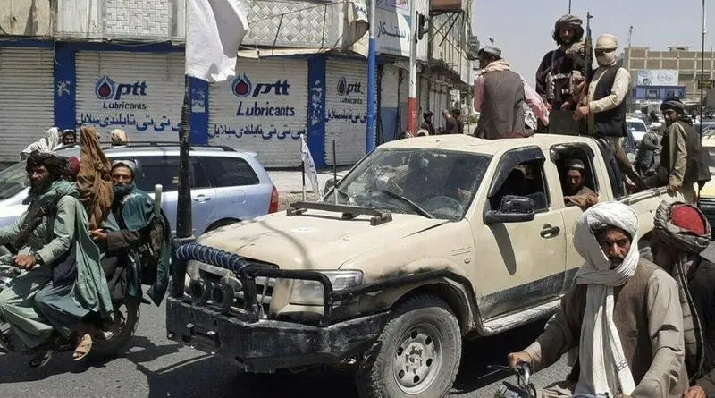 Combatientes talibanes conducen un veh&iacute;culo del Ej&eacute;rcito Nacional Afgano, en una calle en Kandahar, Afganist&aacute;n, el 13 de agosto de 2021. &copy; AFP 