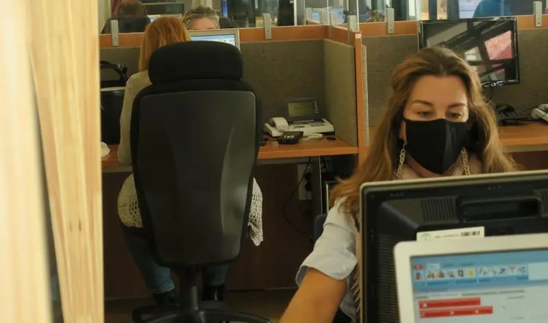  Operadores en uno de los centros del Servicio Andaluz de Teleasistencia. 