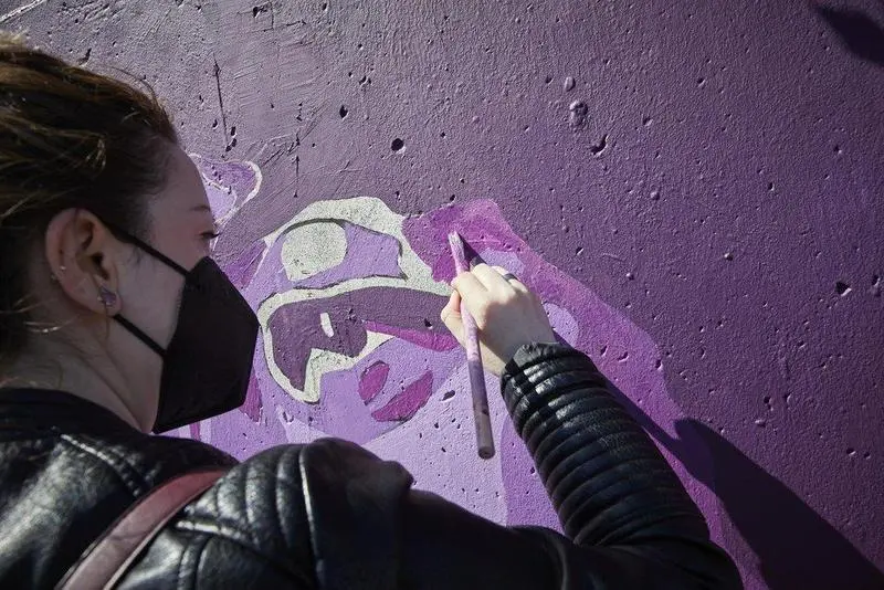  Archivo - Una mujer participa en la tarea de pintar de nuevo el mural feminista de Unlogic Crew en Getafe. - Jes&uacute;s Hell&iacute;n - Europa Press - Archivo 
