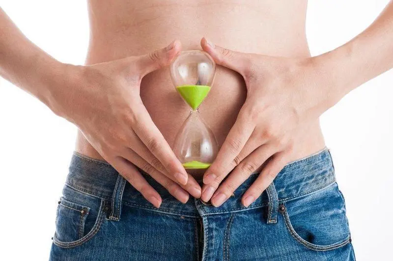  Persona con reloj de arena referido al metabolistamo- obtenido de Prensa Libre 