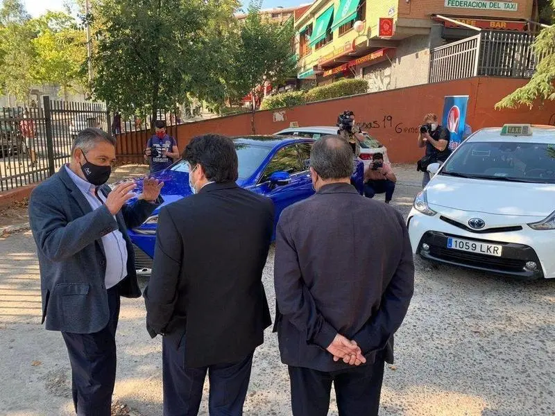  El consejero de Transportes e Infraestructuras, David P&eacute;rez, durante su visita a las instalaciones de la Federaci&oacute;n Profesional del Taxi de Madrid, para conocer el proyecto del taxi propulsado por hidr&oacute;geno verde - EUROPA PRESS 