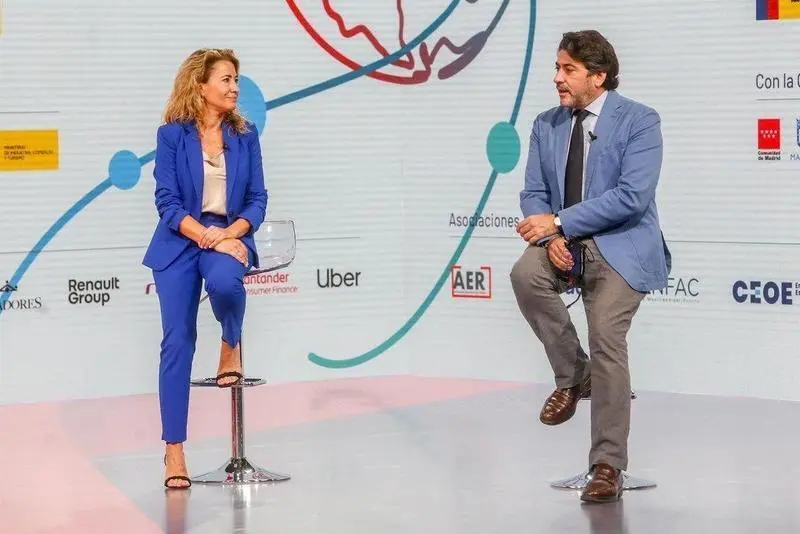  El consejero de Transportes e Infraestructuras de la Comunidad de Madrid, David P&eacute;rez (d), y la ministra de Transportes, Movilidad y Agenda Urbana, Raquel S&aacute;nchez (i), durante la presentaci&oacute;n de Global Mobility Call 2022. - Ricardo Rubio - Europa Press - 